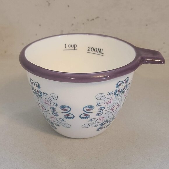 Set of Porcelain Measuring Cups - Picture 2 of 6